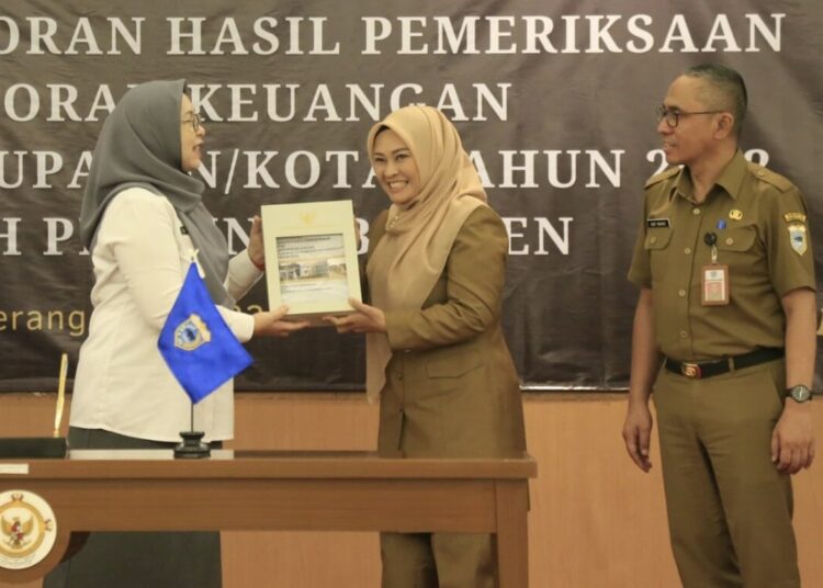 Bupati Pandeglang Irna Narulita, menerima LHP BPK RI atas LKPD Pemda Pandeglang TA 2022. (ISTIMEWA)