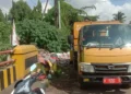 ANGKUT SAMPAH–Petugas kebersihan, mengangkut sampah yang masih berserakan di kawasan Kecamatan Kramatwatu, Kabupaten Serang, belum lama ini. (ISTIMEWA)