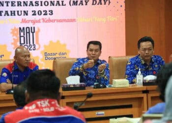PIMPIN RAPAT: Sekretaris Daerah Kabupaten Tangerang, Moch. Maesyal Rasyid saat memimpin rapat persiapan acara peringatan Hari Buruh Internasional (Mayday) bersama perwakilan serikat buruh dan OPD di Ruang Rapat Wareng, Gedung Bupati Tangerang, Tigaraksa, Selasa (2/5). (ALFIAN HERIANTO)