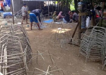 PEMBUATAN JARING LABA-LABA - Masyarakat diberdayakan untuk membuat rak jaring laba-laba, guna menyukseskan program pelestarian Terumbu Karang, di Pulau Liwungan. (ISTIMEWA)