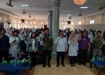 Kader Kesehatan di lingkungan Pemkab Serang dan NGO Penabulu, melakukan sesi foto bersama disela-sela kegiatan halal bihalal di salah satu rumah makan, di Kabupaten Serang. (SIDIK/SATELITNEWS.COM)