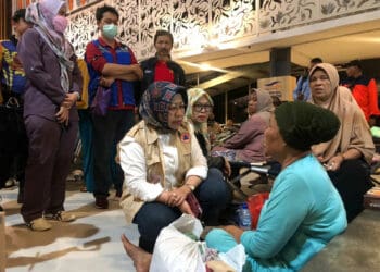 Plh Sekda Banten, Virgojanti, temui para penumpang KMP Royce 1 yang terbakar di Perairan Selat Sunda, Sabtu (6/5/2023). (ISTIMEWA)