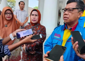 Sekretaris ASPSB Kabupaten Serang, Asep Danawirya, dan Bupati Serang, Ratu Tatu Chasanah, sedang di wawancara, Senin (8/5/2023). (SIDIK/SATELITNEWS.COM)
