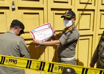 Anggota Satpol PP Kabupaten Serang, menyegel cafe DN, beberapa waktu lalu. (DOKUMEN/SATELITNEWS.COM)