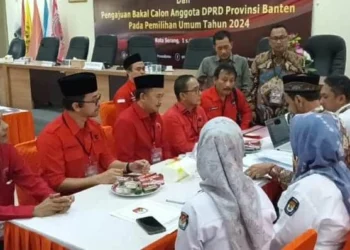 DPW Partai PDIP Banten, mendaftarkan Bacaleg ke KPU Banten, Kamis (11/5/2023). (ISTIMEWA)