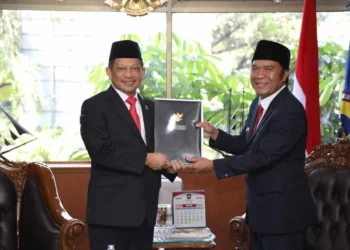 Al Muktabar terima SK Perpanjangan Pj Gubernur Banten, dari Mendagri Tito Karnavian, Jumat (12/5/2023). (ISTIMEWA)