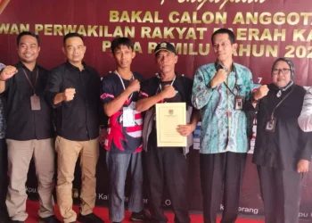 PKN Kabupaten Serang, daftarkan Bacaleg ke KPU setempat, Minggu (14/5/2023). (SIDIK/SATELITNEWS.COM)