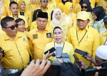 Ketua DPD Partai Golkar Banten, Hj Ratu Tatu Chasanah, didampingi jajarannya, menggelar konferensi pers, Minggu (14/5/2023). (ISTIMEWA)