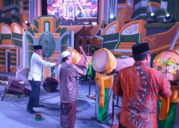 RAMPAK BEDUG: Sekretaris Daerah Kabupaten Tangerang, Moch Maesyal Rasyid terlihat sedang melakukan rampak bedug bersama para ustadz Pondok Pesantren Daarul El Huda, Kelurahan Sukabakti, Kecamatan Curug, Sabtu (20/5). (ISTIMEWA)