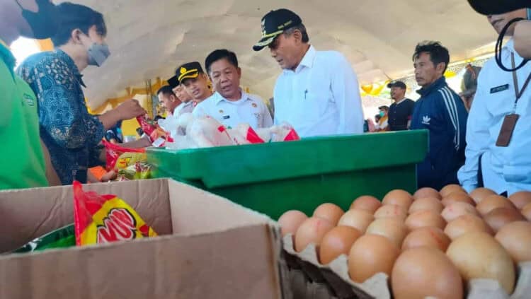 Kepala Diskoumperindag Kabupaten Serang, Adang Rahmat, mendampingi Wakil Bupati Serang, Pandji Tirtayasa, saat meninjau kebutuhan pokok pada kegiatan pasar murah, belum lama ini. (ISTIMEWA)