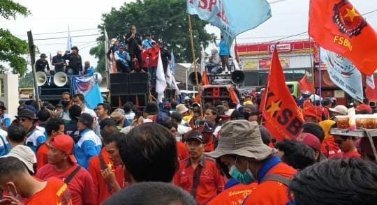 Ratusan buruh menggelar Unjuk Rasa, menolak PHK massal. (ISTIMEWA)