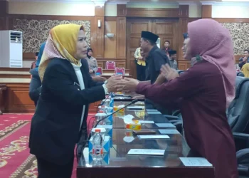 Bupati Serang Ratu Tatu Chasanah, bersalaman dengan Anggota DPRD Kabupaten Serang, saat akan mengikuti rapat paripurna, Kamis (25/5/2023). (ISTIMEWA)