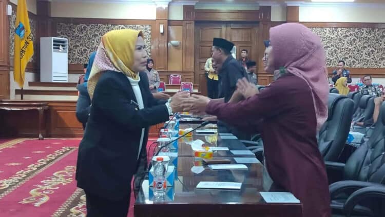 Bupati Serang Ratu Tatu Chasanah, bersalaman dengan Anggota DPRD Kabupaten Serang, saat akan mengikuti rapat paripurna, Kamis (25/5/2023). (ISTIMEWA)
