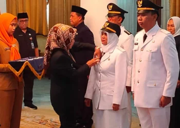 Bupati Serang Ratu Tatu Chasanah, melantik ratusan pejabat di lingkungan Pemkab Serang, Senin (29/5/2023). (SIDIK/SATELITNEWS.COM)