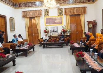KUNJUNGAN - Kepala BPMP Kemendikbudristek Perwakilan Provinsi Banten, Afrizal Sihotang, bertemu Bupati Pandeglang, Irna Narulita, Selasa (30/5). (ISTIMEWA)