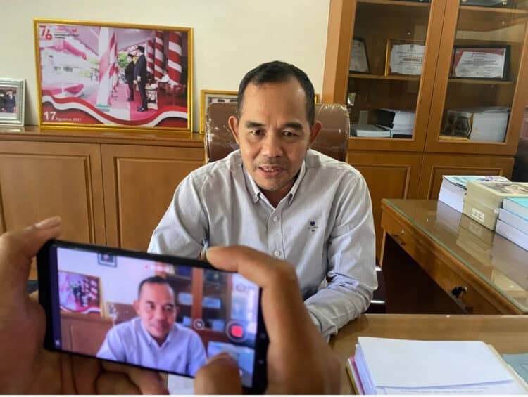 Ketua DPRD Pandeglang Tb. Udi Juhdi, sedang di wawancara. (NIPAL SUTIANA/SATELITNEWS.COM)