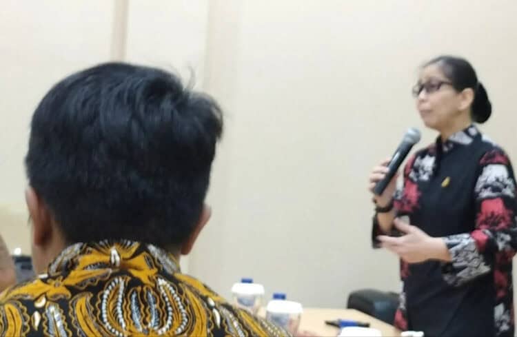 Helena Octaviane, Kajari Pandeglang, sedang menyampaikan materi di hadapan audiens, beberapa waktu lalu. (DOKUMEN/SATELITNEWS.COM)