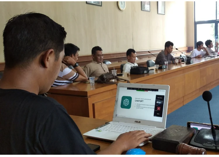 Sejumlah anggota Pokja Wartawan (Porwan) Pandeglang, sedang mengikuti pelatihan, Sabtu (27/5/2023). (MARDIANA/SATELITNEWS.COM)