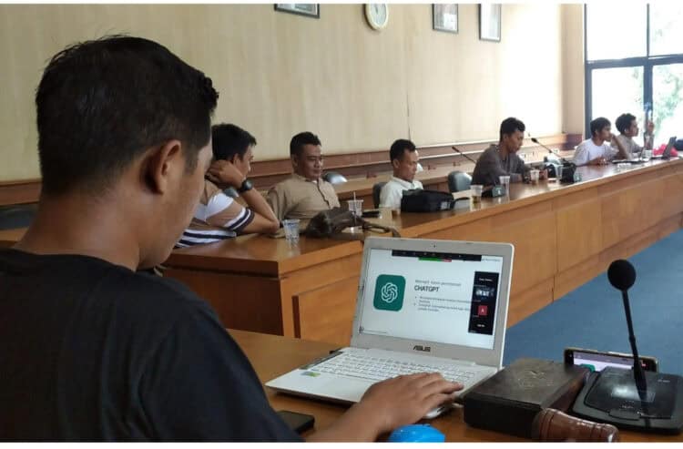 Sejumlah anggota Pokja Wartawan (Porwan) Pandeglang, sedang mengikuti pelatihan, Sabtu (27/5/2023). (MARDIANA/SATELITNEWS.COM)