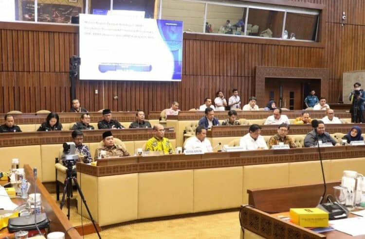 RDP:  Ketua KPU Hasyim Asy’ari beserta jajaran saat menghadiri Rapat Dengar Pendapat (RDP) bersama Komisi II DPR, Kementerian Dalam Negeri (Kemendagri), Badan Pengawas Pemilu (Bawaslu) serta Dewan Kehormatan Penyelenggara Pemilu (DKPP), Rabu (17/5/2023). (DOK KPU RI)