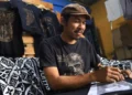 Pria Asal Pinang Ini Dapat Inspirasi Melukis Kaos dari Cairan Pemutih Usai “Kecelakaan” Saat Mencuci