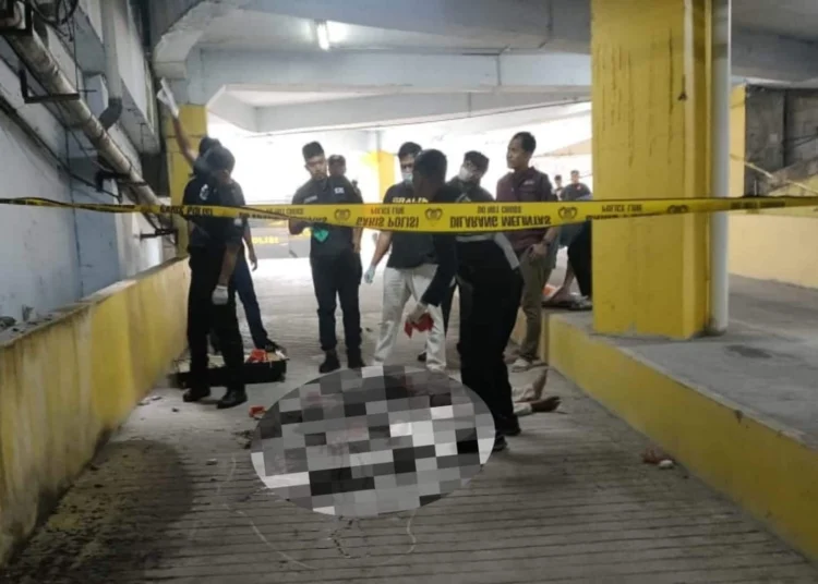 Jajaran personel Polresta Serang Kota, mengevakuasi mayat disebuah area parkir salah satu Mall di Kota Serang. (ISTIMEWA)