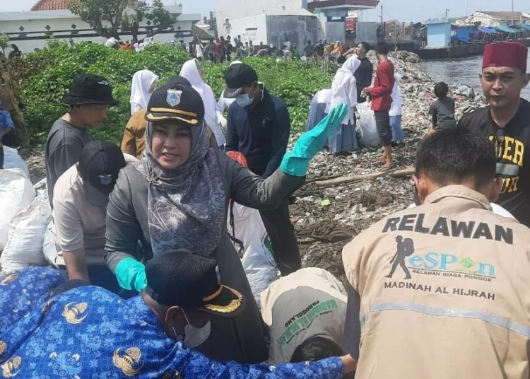 Bupati Pandeglang Irna Narulita, bersama jajarannya dan masyarakat, serta sejumlah relawan, membersihkan tumpukan sampah di Teluk, Kecamatan Labuan, Kabupaten Pandeglang, Senin (22/5/2023). (ISTIMEWA)