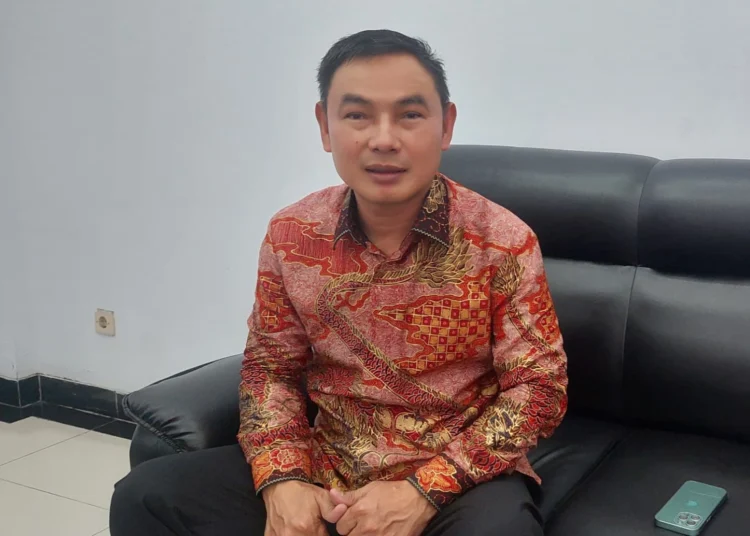 MEMBERIKAN KETERANGAN: Wakil Bupati Tangerang Mad Romli saat memberikan keterangan kepada wartawan di Rumah Dinas Wabup Tangerang, Tigaraksa, Kamis (25/5/2023). (FAJAR ADITYA KUSUMA)