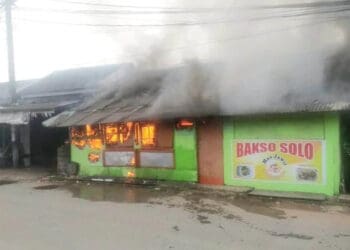 KEBAKARAN: Kobaran api terlihat menyelimuti warung bakso Pak Jawir milik Kardi di Kampung Pabuaran, RT 04/RW02, Desa Dukuh, Kecamatan Cikupa. (ISTIMEWA)