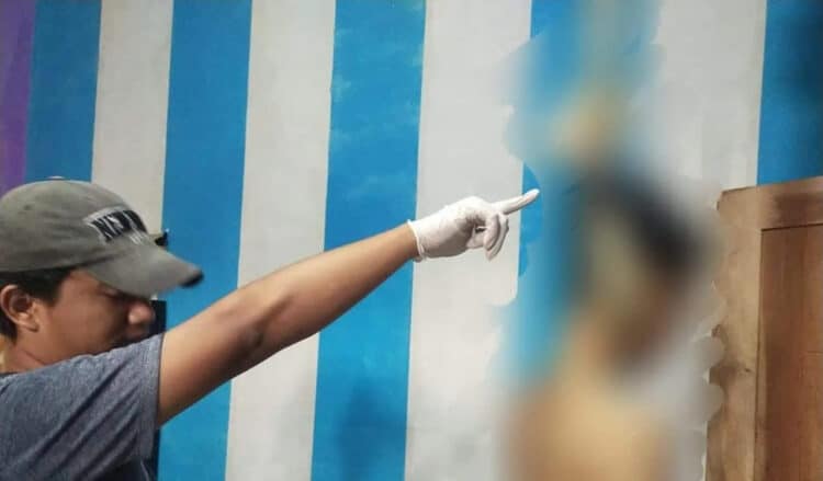EVAKUASI: Terlihat petugas Kepolisian Sektor Tigaraksa sedang mengevakuasi jenazah Eko Kurniawan yang meninggal karena bunuh diri kamar rumahnya di Kampung Kadu RT03/RW02, Desa Pete, Kecamatan Tigaraksa, Kamis (4/5). (ALFIAN HERIANTO/SATELIT NEWS)