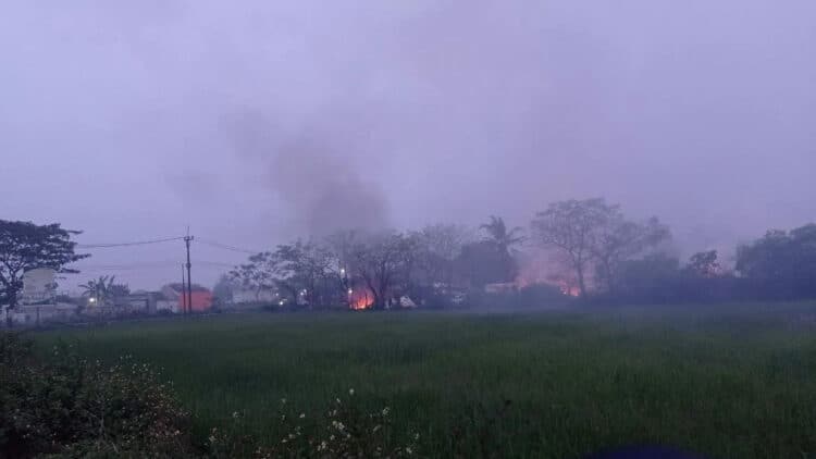 ASAP: Situasi di Kampung Cimbau Impres, Desa Sindang Jaya, Kecamatan Sindang Jaya, Minggu (7/5). Terlihat asap dari bakaran limbah menyelimuti udara di kampung tersebut bagaikan kabut. (ISTIMEWA)