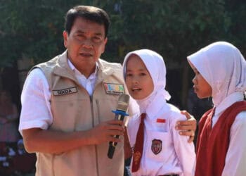 BERI PERTANYAAN: Sekretaris Daerah Kabupaten Tangerang, Moch. Maesyal Rasyid terlihat sedang memberikan beberapa pertanyaan kepada lima anak-anak SD, dalam acara Festival Lomba Seni dan Baca Tulis Al-Qur'an, di SDN Gudang Desa Pasir Nangka, Kecamatan Tigaraksa, Sabtu (13/5). (ALFIAN HERIANTO/SATELIT NEWS)