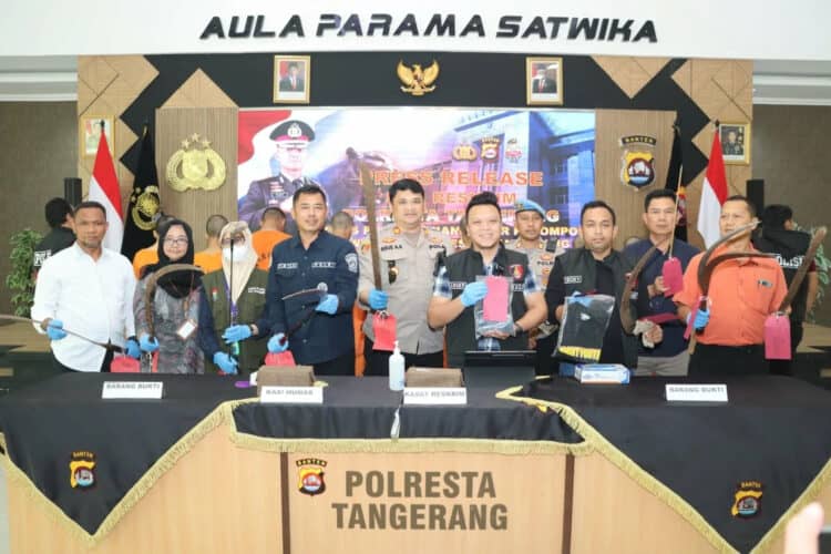 KONFERENSI PERS: Kasat Reskrim Polresta Tangerang Kompol Arief Nazaruddin Yusuf saat konferensi pers di Mapolresta Tangerang sedang memperlihatkan beberapa barang bukti, Jumat (19/5). (ALFIAN HERIANTO/SATELIT NEWS)