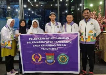 PELEPASAN ATLET: Ketua Umum Persatuan Panahan Indonesia (PERPANI) Kabupaten Tangerang, Sapri saat melepas keberangkatan dua atlet panahan dan dua pelatih yang akan mendampingi selama ajang Kejurnas PPLP/PPLPD dan SKO tahun 2023 di Bandara Soekarno Hatta, Jumat (19/5/2023). (ISTIMEWA)