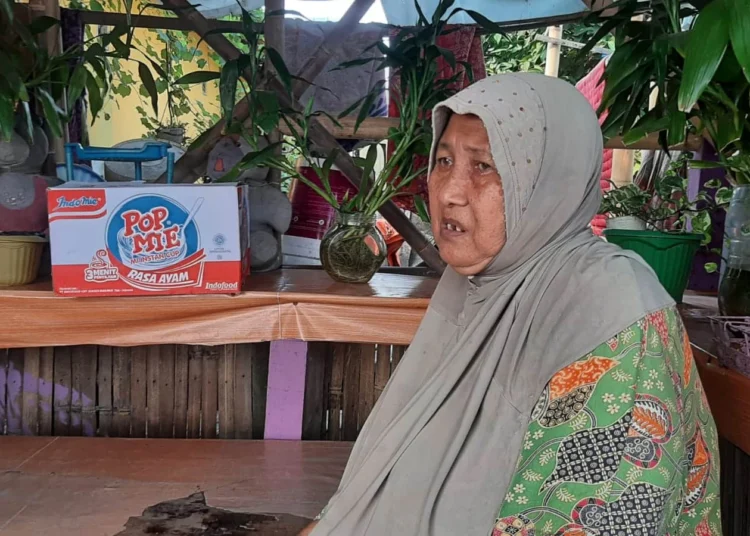 BERCERITA: Siti Hanjar (61) pedagang kopi dan cemilan di Taman Mangrove Ketapang, Desa Ketapang, Kecamatan Mauk, saat bercerita mengenai kondisi jualannya kepada wartawan, Minggu (21/5). (ALFIAN HERIANTO/ SATELIT NEWS)