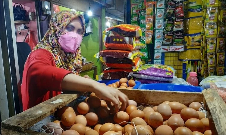 TELUR AYAM: Terlihat salah pengunjung Pasar Tradisional Tigaraksa sedang memilih telur ayam. (DOK/SATELIT NEWS)