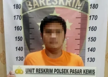 Pelaku penganiayaan berinisial AB (23) terlihat telah diamankan oleh pihak Kepolisian Sektor Pasar Kemis. (ISTIMEWA)