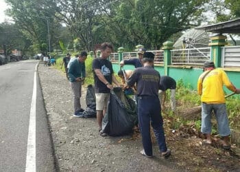Warga Sukarame, Kecamatan Carita, Kabupaten Pandeglang, sedang melakukan bersih - bersih di kawasan wisata Pantai Carita, Selasa (9/5/2023). (ISTIMEWA)