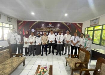 Komisioner dan jajaran KPU Pandeglang, sedang foto bersama usai mempersiapkan pendaftaran Bacaleg, di Aula KPU Pandeglang, Senin (1/5/2023). (ISTIMEWA)