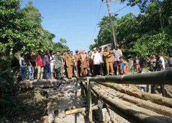 Bupati Pandeglang Irna Narulita, dan jajarannya, tinjau jembatan ambruk, beberapa waktu lalu. (ISTIMEWA)