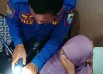 Damkar Lebak Lepaskan Cincin dari Jari Lansia