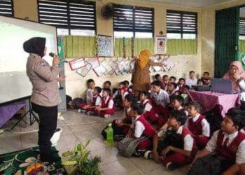 Edukasi Bahaya Kenakalan Remaja dan Narkoba Sejak Dini, Polisi Datangi SD