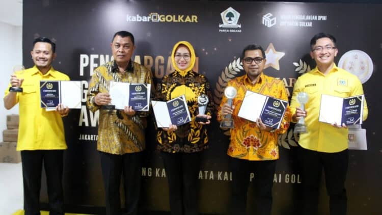 Golkar Award 2023–Wakil Sekretaris Jenderal Bidang Pemenangan Pemilu Wilayah Jawa I DPP Golkar, Andika Hazrumy, dan Ketua Umum Kesatuan Perempuan Partai Golkar (KPPG), Airin Rahmi Diani, menyabet penghargaan dalam ajang Golkar Award 2023. Penganugrahan itu, dilaksanakan di Kantor DPP Golkar, Jakarta, Sabtu (10/6/2023). (ISTIMEWA)