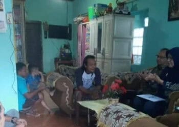BERKUNJUNG–DKPP Kabupaten Serang, mendatangi warga yang digigit hewan kategori rabies, di Kecamatan Waringinkurung, belum lama ini. (ISTIMEWA)