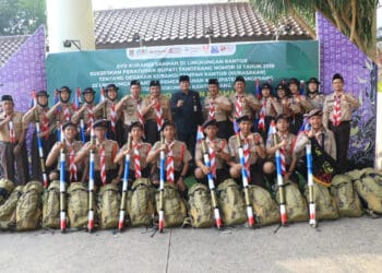 PELEPASAN KONTINGEN: Ketua Kwartir Cabang Gerakan Pramuka Kabupaten Tangerang Moch. Maesyal Rasyid, melepas Kontingen Pramuka Kabupaten Tangerang yang mewakili Kwarda Banten, untuk mengikuti LT-V Nasional di Bumi Perkemahan Cibubur, Jakarta Timur. (ISTIMEWA)