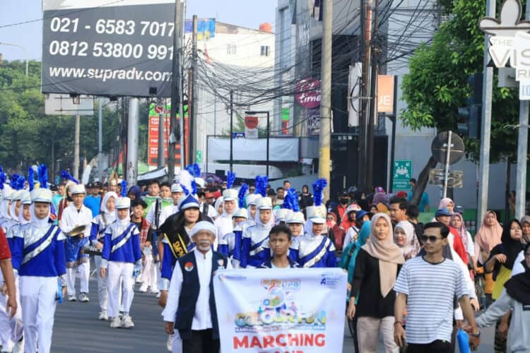 DIES NATALIS UPG–Puncak Dies Natalis Universitas Primagraha (UPG) ke-3, menggelar Colour Fun Karnaval, jalan sehat dan pameran UMKM, berlangsung meriah. Kemeriahan tersebut tak lain, karena hadirnya artis Indonesia Idol Aris dan Pelawak/Seniman Abah Komar, serta door prize paket umroh, logam mulia, sepeda motor, sepeda gunung dan lainnya, di halaman Kampus UPG Cinanggung, Kota Serang, Sabtu (24/6/2023). (SIDIK/SATELITNEWS.COM)
