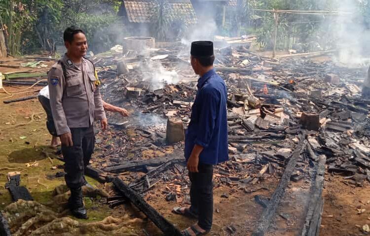 Sebuah rumah yang sedang ditinggalkan pemiliknya, di Kampung Ranca Jengkol RT 008 RW 003, Desa Cahayamekar, Kecamatan Bojong, Kabupaten Pandeglang, ludes terbakar, Sabtu (3/6/2023) lalu, sekitar pukul 11.00 WIB. (ISTIMEWA)