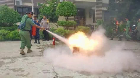 SIMULASI: Linmas Kelurahan Cisauk saat praktik cara padamkan api ringan menggunakan APAR. (ISTIMEWA)