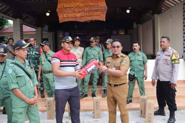 PENYERAHAN APAR: Lurah Cisauk Kecamatan Cisauk Moch. Farly Gusriadi menyerahkan bantuan 6 unit Alat Pemadam Api Ringan (APAR) untuk 6 RW. (ISTIMEWA)