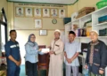 PENYERAHAN DANA CSR: Rinda Lestari, perwakilan manajemen Citiplaza Kutabumi saat menyerahkan dana CSR kepada Ketua Dewan Kemakmuran Masjid (DKM) Widodo dan Abdul Khodir, yang mewakili Masjid Al-Muhajirien. (ISTIMEWA)